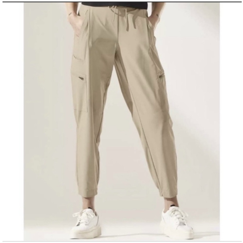 Athleta Go Far Travel Pant 14 Plus Tan Khaki Beige Zipper Cargo Pockets